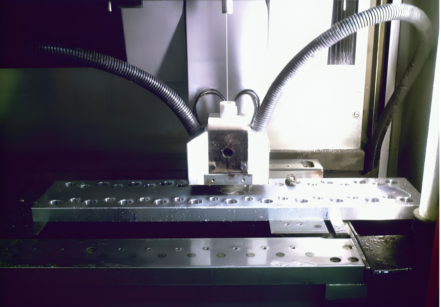 eletroerosão-cortando-produtos-peça-ferramentaria